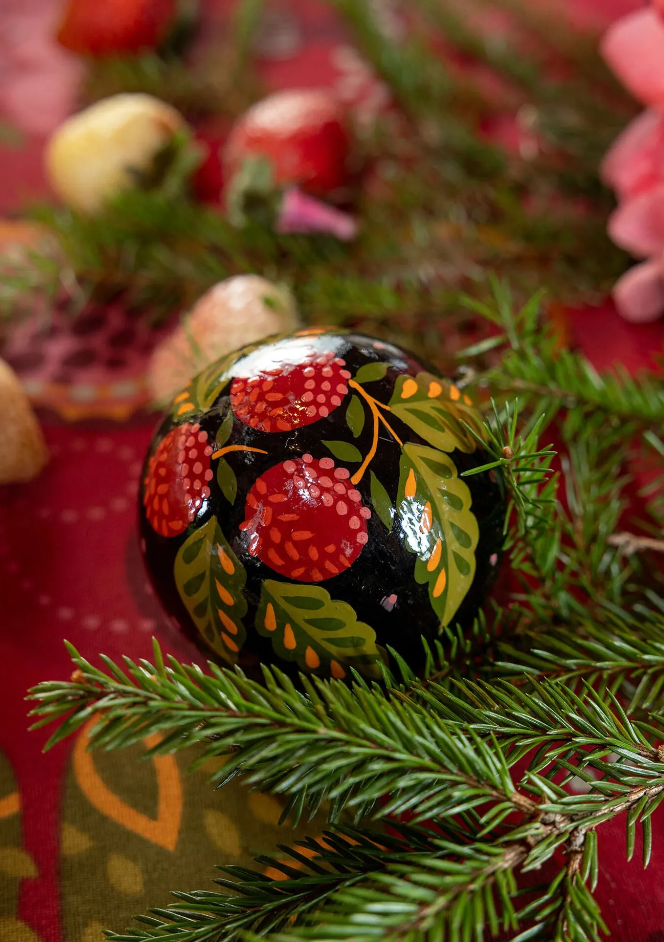 Weihnachtskugel „Gnistra“ aus Papiermaschee